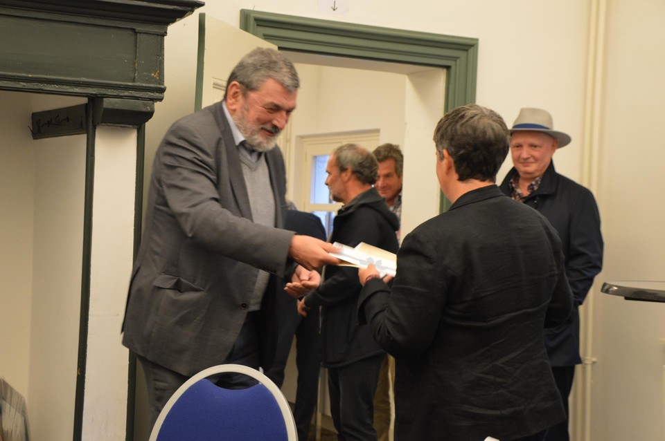 Harry Hendrickx, burgemeester, feliciteert de winnares Els Van Brabant.