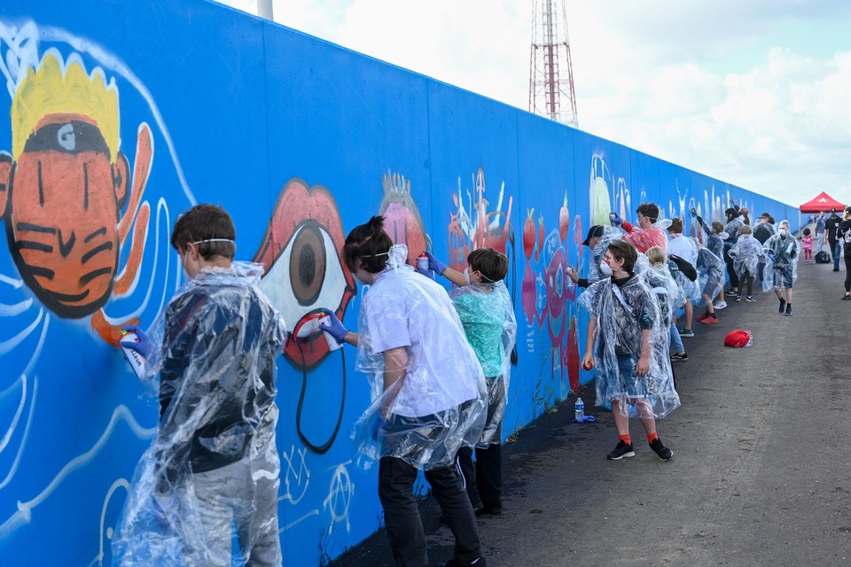 De graffitimuur is bijna een kilometer lang.