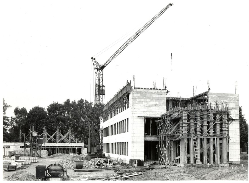 Het districtshuis in aanbouw in de jaren 50