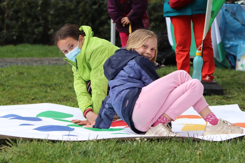Twee meisjes spelen Twister op de Internationale Dag van het Gezin.