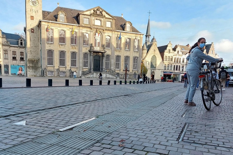 Hier en daar liggen de ribbeltegels los of steken ze gevaarlijk omhoog.