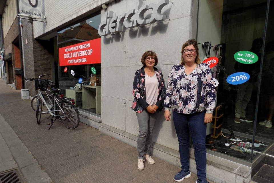 Lief Dierckx en haar dochter Leen Van de Ven staan voor hun schoenhandel Dierckx in de Gasthuisstraat in Beerse. Na 110 jaar houdt de familiezaak ermee op. 