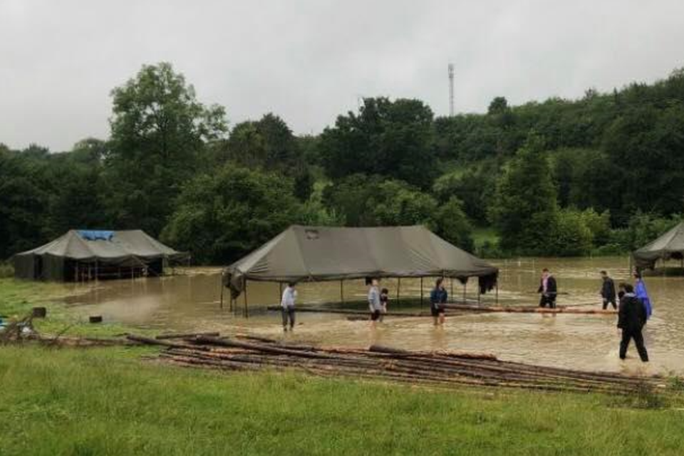 Beeld: Wilrijkse scouts na de overstroming van hun kampplaats afgelopen zomer. 