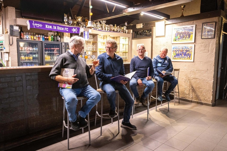 Het viertal in de kantine, 45 jaar geleden door clubhanden zelf gebouwd. “Ik Dien is ontstaan uit een gezelschap van oud-studenten die contact wilden blijven houden.”