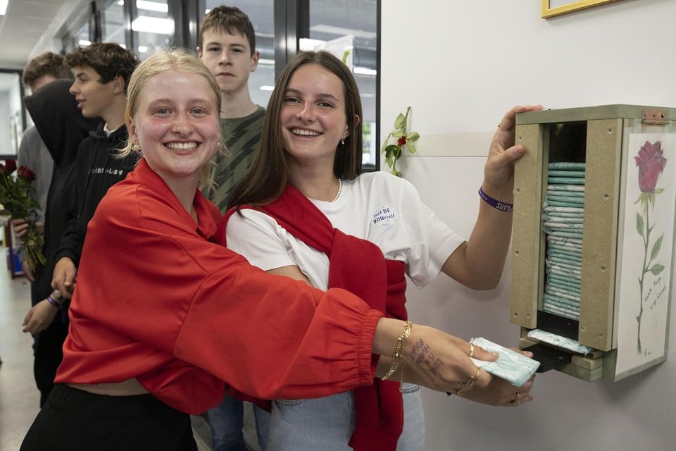 Evalinde Vissers (links) en Floor Vanharen van de secundaire school SMIK in Kasterlee halen een gratis maandverband uit de automaat. 