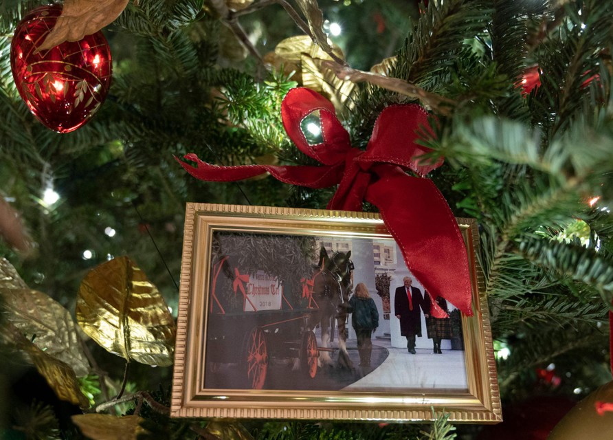 Ook Trump hangt in de kerstboom.