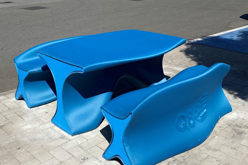 Bezoekers van het Q8-tankstation kunnen even relaxen aan de nieuwe picknicktafel. 