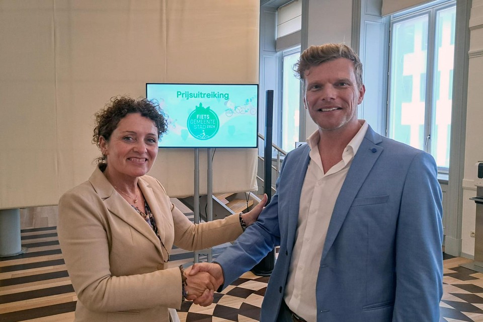 Vlaams minister van Mobiliteit Lydia Peeters (Open Vld) feliciteert schepen van Mobiliteit Kris Van Looveren (CD&amp;V) met de nominatie.
