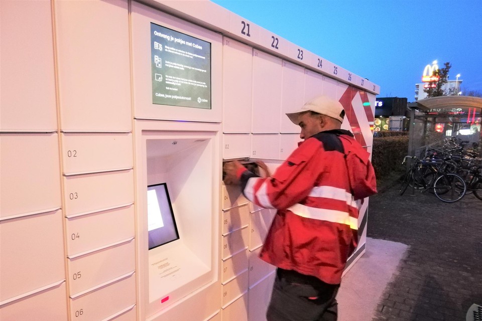 De parking van Delhaize in Herentals krijgt weldra zo een pakjesautomaat.