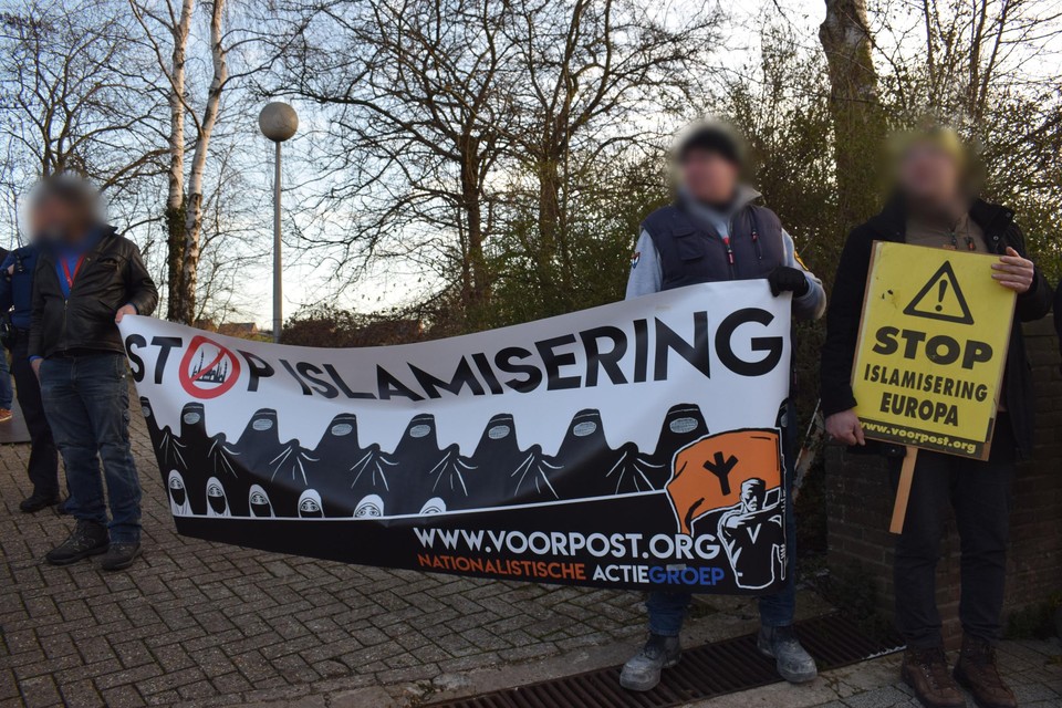 Het parket vindt dat het spandoek aanzet tot haat en geweld, Voorpost zegt dat het alleen de sharia een halt wil toeroepen.