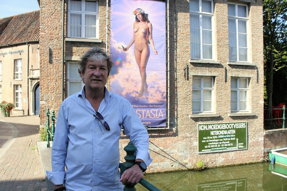 Peter Everaert staat bij de banner van de expo Anastasia. 