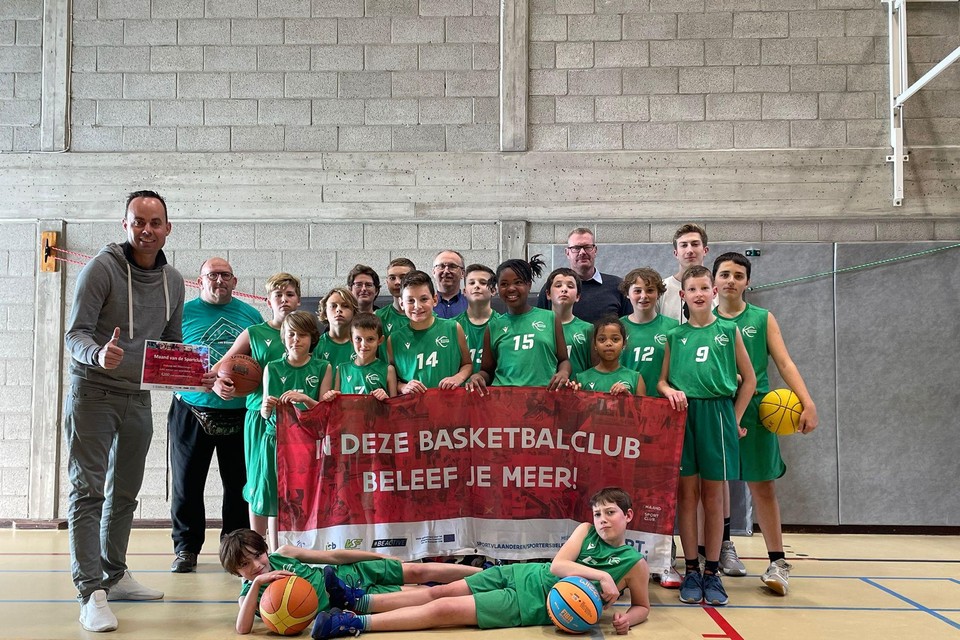Sportschepen Olivier Rul feliciteert de jeugd van BBC Floorcouture. Ze wonnen een prijs van Sport Vlaanderen.