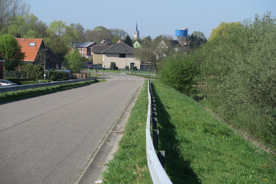 De brug over de snelweg, die de tragische boerin van de witte hoeve weigerde te gebruiken.