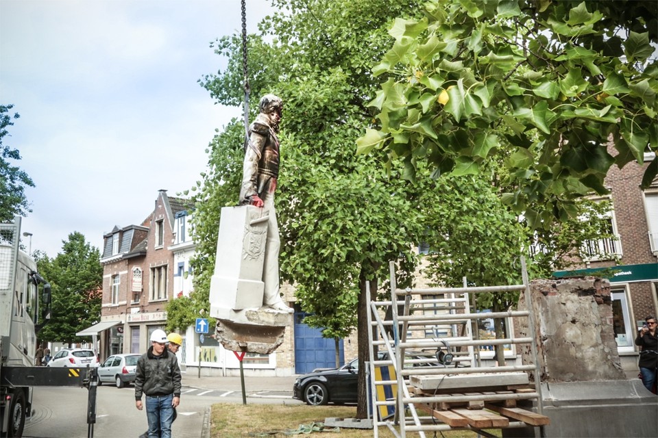 131 jaar na de oprichting van het standbeeld ter ere van koning Leopold II wordt het beeld na vernieling afgevoerd. 
