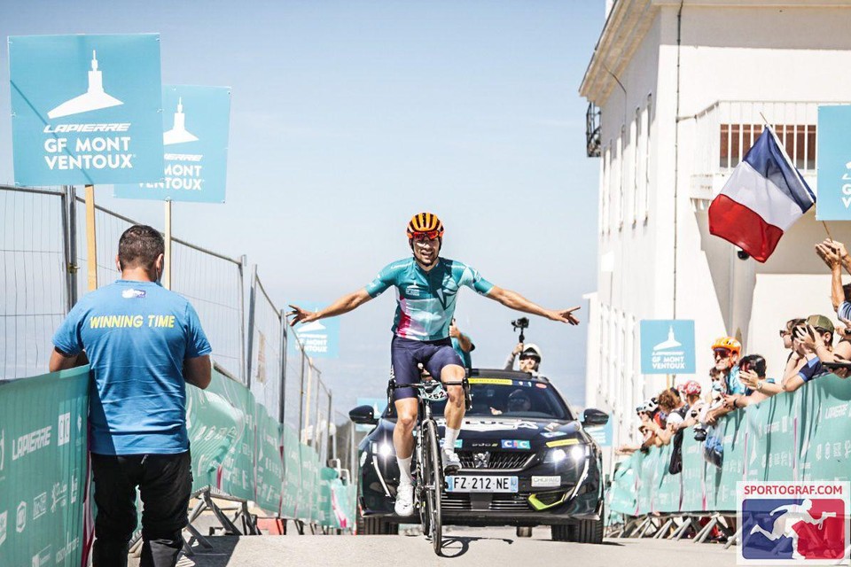 Olivier Godfroid rijdt als eerste over de meet bovenop de Mont Ventoux.