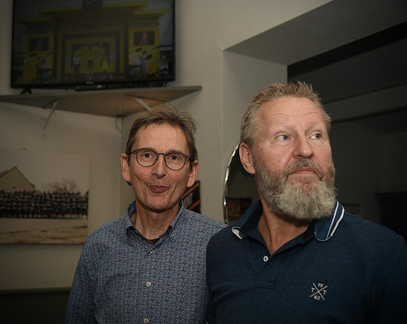 Peter Ooms en Ludo Boeckx, met de podiumceremonie op de televisie, waar Wout toch maar weer lekker in het geel pronkt. 