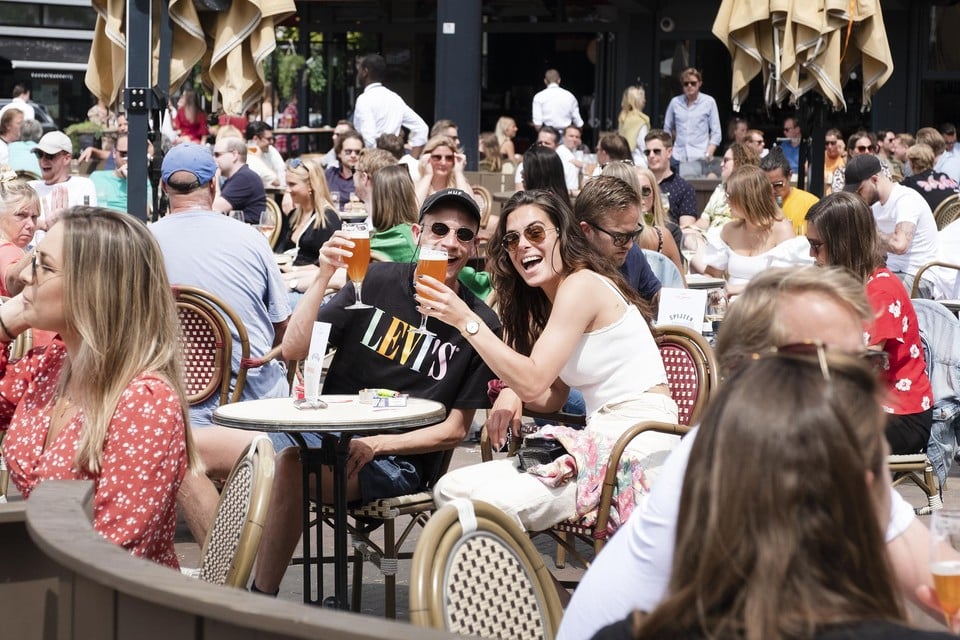 Een vol terras in Rotterdam: vanaf eind september is dat allicht alleen nog een optie voor gevaccineerden.