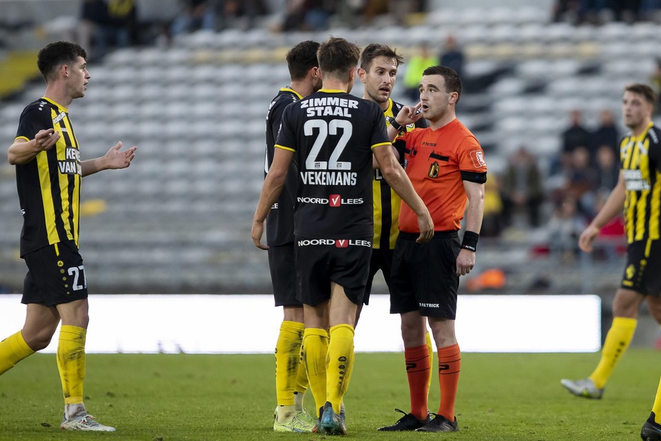 De spelers van Lierse discussiëren met de scheidsrechter, die een matchbepalende beslissing nam. 