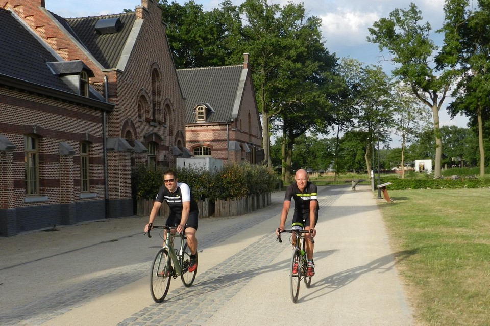 Wim Van Aelst van Spetserr en Kristof Van Gestel van De Hoogstraatse Spurters fietsen op het gravel in Merksplas-Kolonie, de start- en aankomstplaats van Dirty Splasherr. 