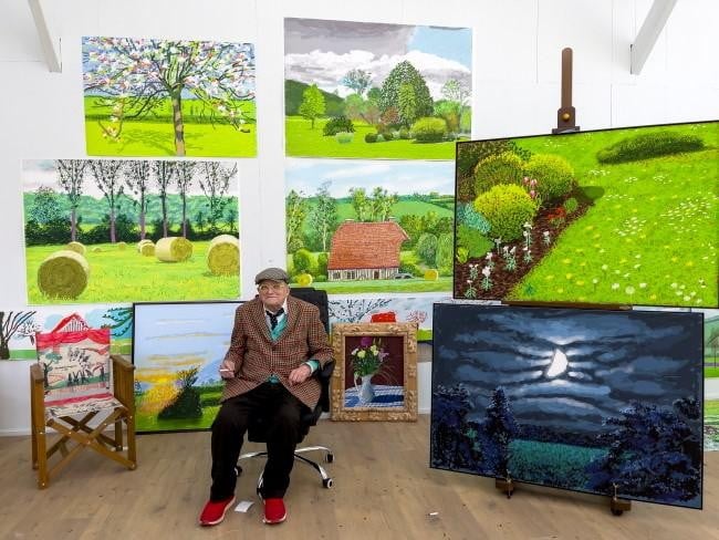 David Hockney in zijn atelier in Normandië.