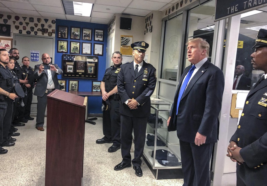 Trump zelf bezocht op de dag van de herdenkingen de politie van New York. 