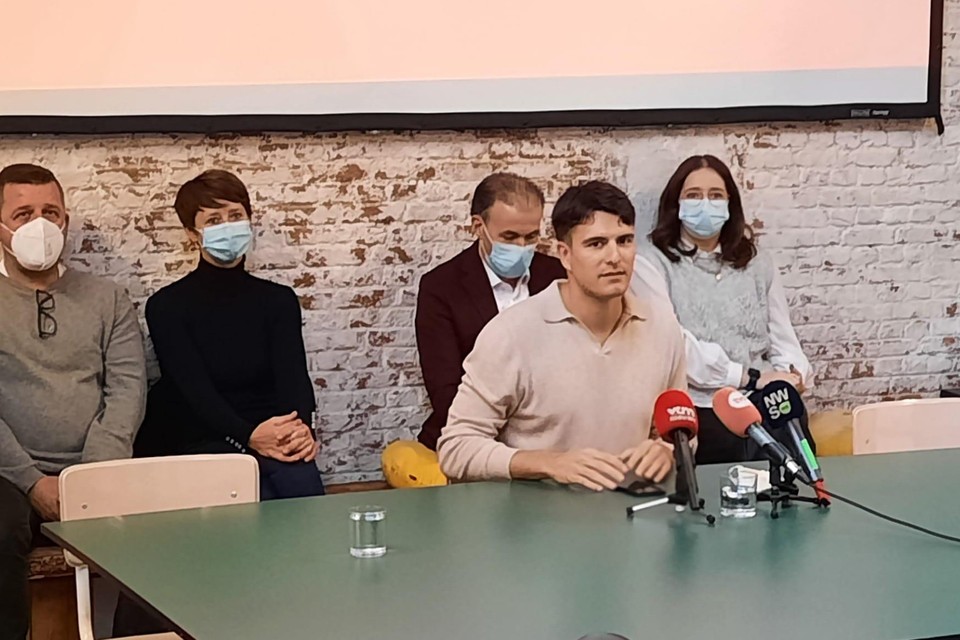 Conner Rousseau kondigt aan dat hij voluit voor Sint-Niklaas kiest op een persconferentie in diezelfde stad.
