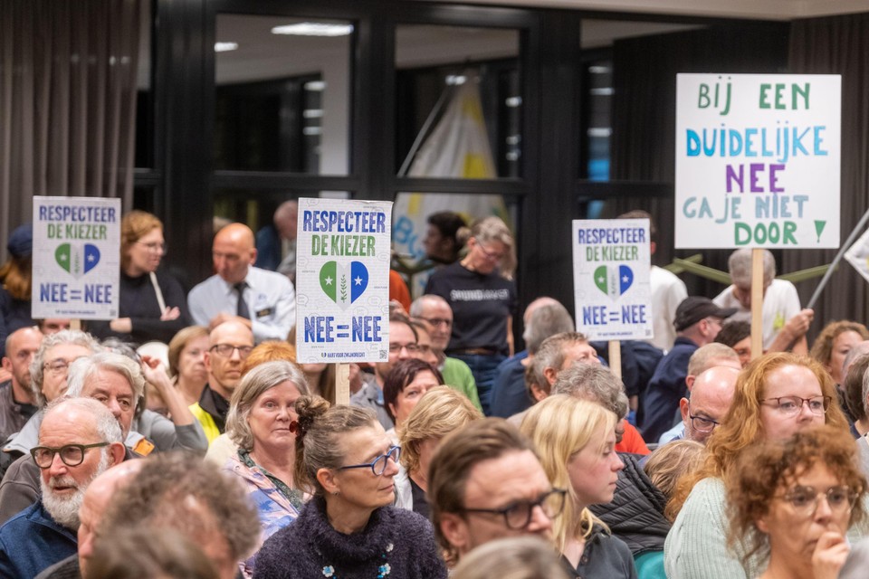 Protest tijdens de gemeenteraad in Zwijndrecht tegen de fusie.