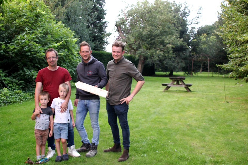 Roel Berens, Simon Geysels en Lander Lenaerts organiseren de eerste Zomertuin Oosthoven achter de gerenoveerde pastorie.