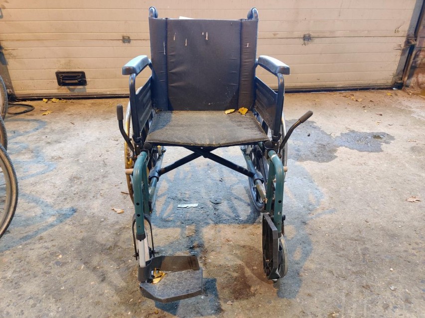 Een rolstoel die ooit ergens achter bleef. 