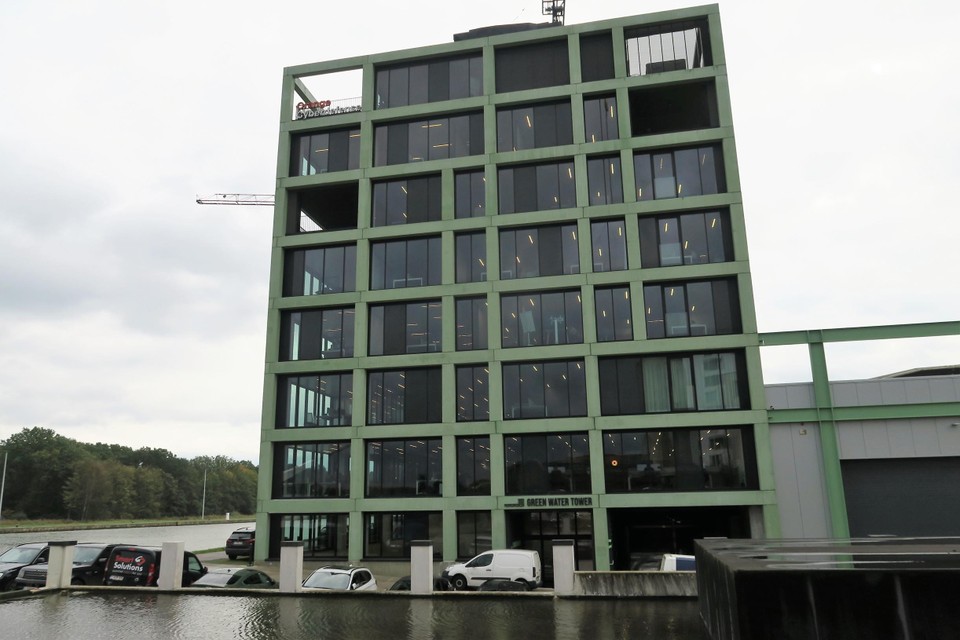 De Green Water Tower staat vlak naast het Albertkanaal en Kanaal van Axel Vervoordt.