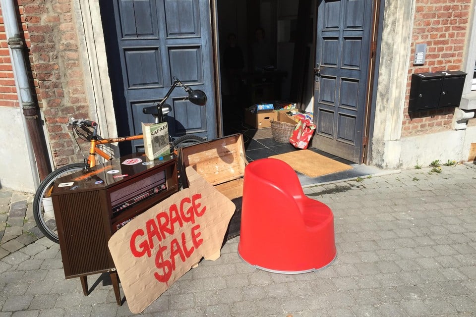 Spullen op de stoep voor een garageverkoop: zaterdag in Schelle.