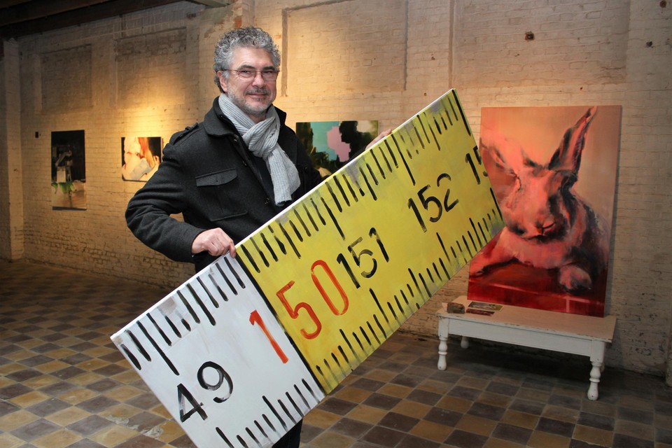 Bart Lauwers met zijn schilderij dat verwijst naar de anderhalve meter afstand.