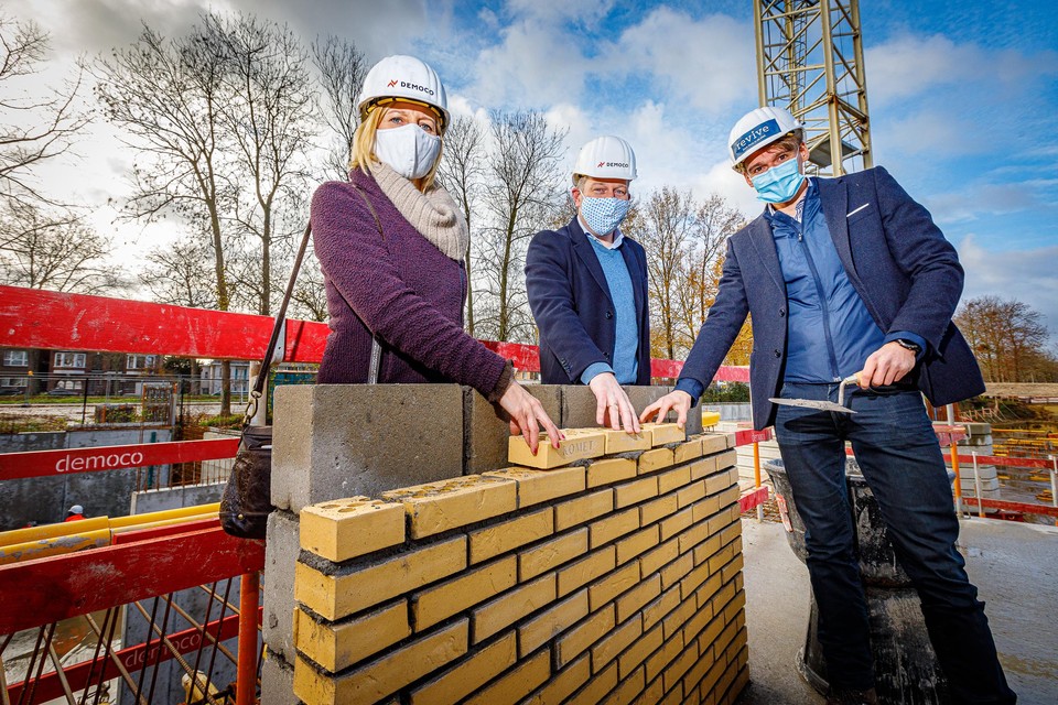 Schepen Greet Geypen, burgemeester Alexander Vandersmissen en Alexandre Huyghe, CEO van Revive, hebben symbolisch de eerste steen gelegd van Komet. 