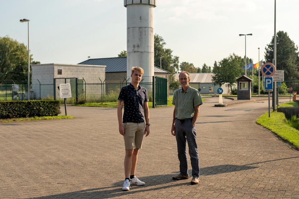 Brend Van Ransbeeck en Koen Kerremans aan het militair domein in de Welvaartstraat.