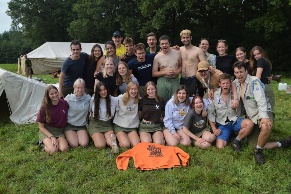 De Scouts en Gidsen van Zaventem op het kampterrein in Pulderbos. Ze kregen zelfs al dertig eieren van de gebuur en hout van sympathisanten.