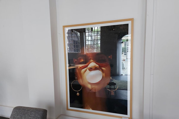 Voor deze wandkader met foto betaalt een koper 490 euro.