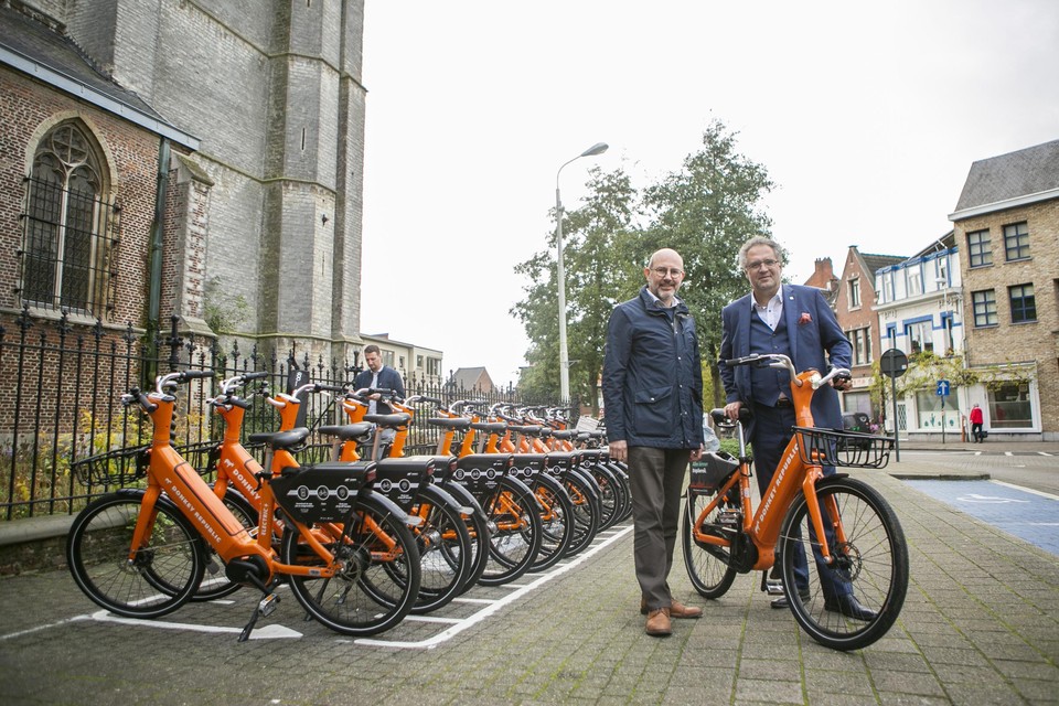 Ekers districtsburgemeester Koen Palinckx (N-VA) en Antwerps mobiliteitsschepen Koen Kennis (N-VA) bij lancering Donkey Republic in Ekeren. Volgens Jong VLD is dit geen alternatief voor Velo..