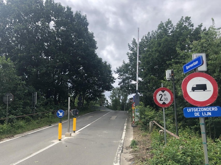 De slagboom aan Industrieweg stond dinsdag gewoon open.