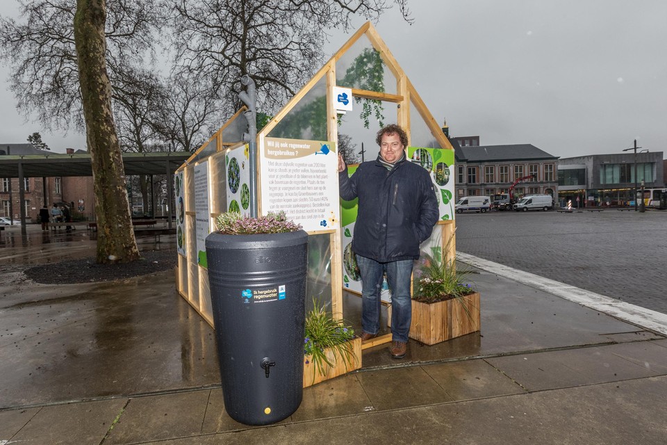 Districtsschepen van Groen Hans Ides (CD&V) bij een infokiosk rond deze campagne op de Bist in Wilrijk. Het district stelt die regenton bijvoorbeeld aan 40% van de prijs beschikbaar.