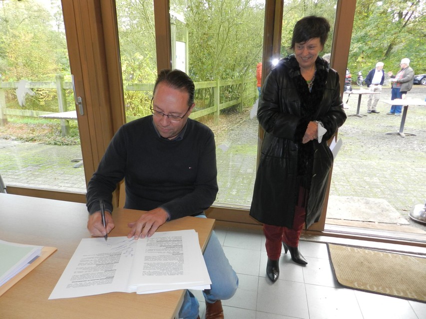 Philippe De Backer en Kathleen Helsen zetten hun handtekeningen voor Kempens Landschap.