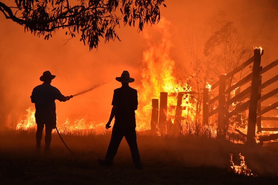 Inwoners van Hillsville, op zo’n 350 kilometer van Sydney, proberen hun eigendommen te beschermen tegen de branden. Het was in Australië het warmste en droogste jaar sinds het begin van de metingen in 1910. 