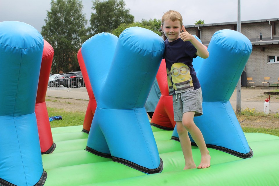 Sef danst en springt.