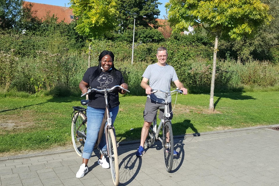 Gemeenteraadslid Evelyn Ibie met schepen Steven Mattheus.