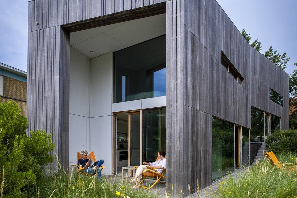 “Het terras aan de zijkant van de woning is een van onze favoriete plekjes. Ook ’s avonds kunnen we hier nog genieten van de zon.”