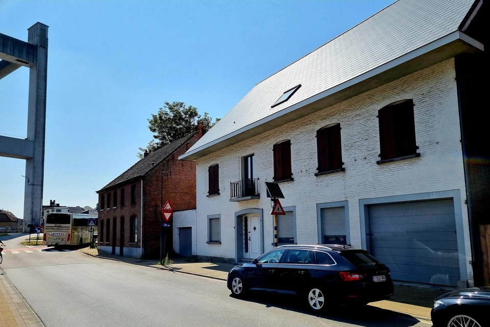 In deze woning werd op zolder een cannabisplantage gevonden.