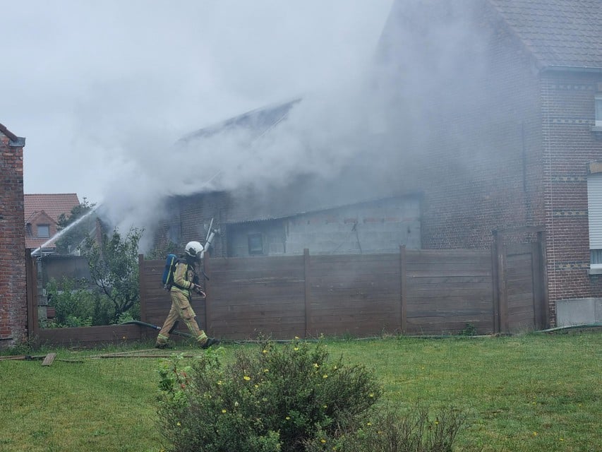 De brandweer kon vermijden dat het vuur uitbreiding nam naar het woongedeelte vooraan. 