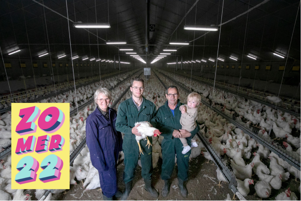 Carla, Rens en Ton Van Bijsterveldt met kleinzoon Olly in een van hun tien stallen met in totaal 310.000 kippen. Hun pluimveebedrijven in Weelde en Poppel liggen dicht bij het Turnhouts Vennengebied waarvoor het stikstofakkoord extra strenge maatregelen oplegt. 