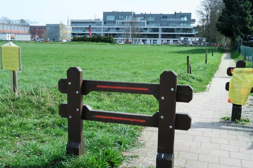 Bizarre taferelen aan de Moerstraat, waar nu twee officiële aankondigingen uithangen: één met bekendmaking van een openbaar onderzoek en één van een reeds verleende vergunning. Op de achtergrond en de gekoppelde en reeds bewoonde residentie Audaen