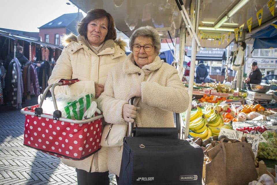 Els en moeder Paula maken een wekelijks uitje naar de markt.