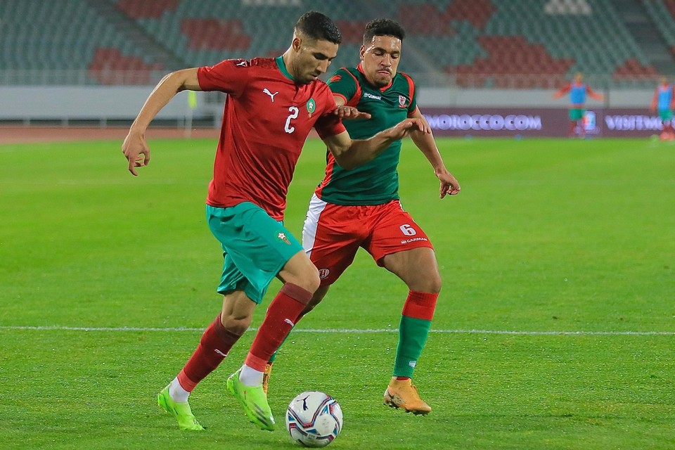 Marco Weymans als Burundees international in duel met Achraf Hakimi van Marokko. 